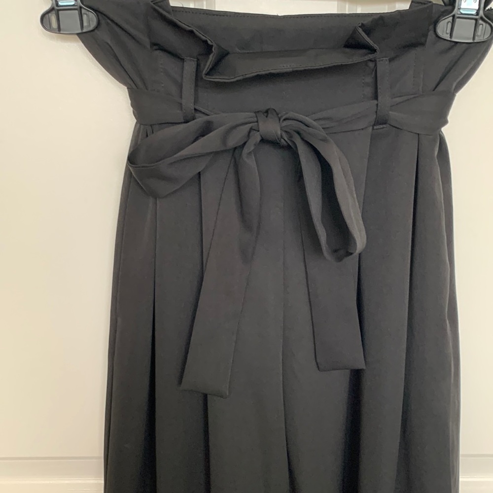 Stylish black high-waisted pants with tie. Size small